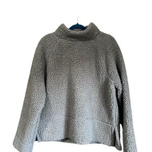 GAP Gray Sherpa Pullover Sweater – Size M – Cozy Fleece with Side Slits